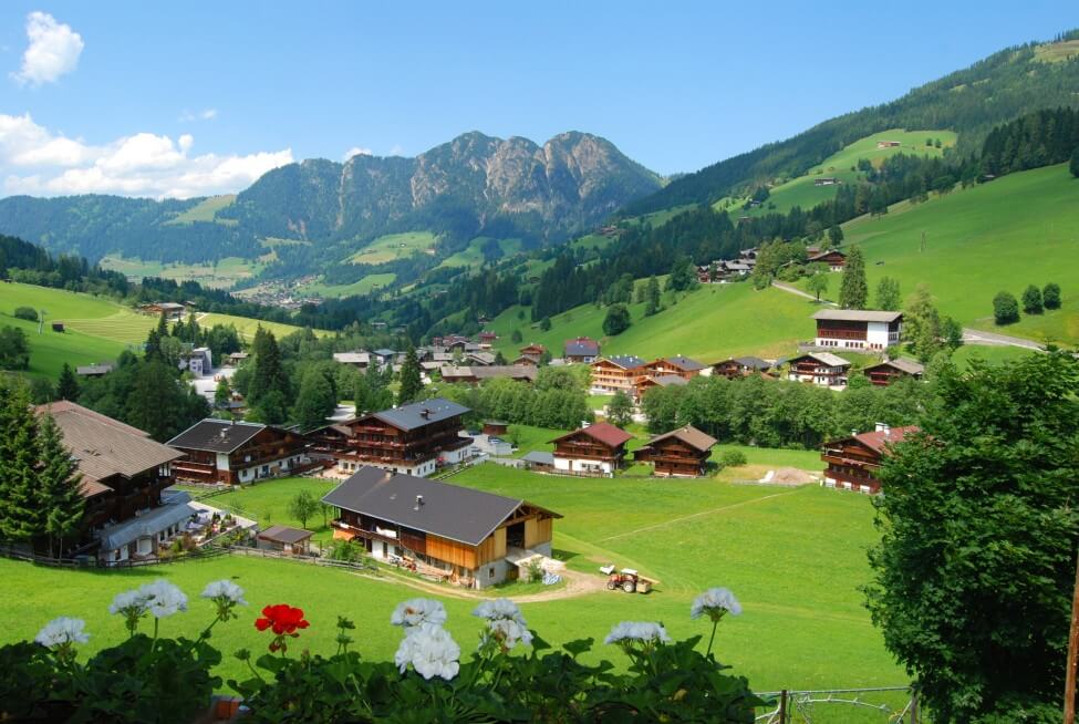 A valley with chalets in the Alps
