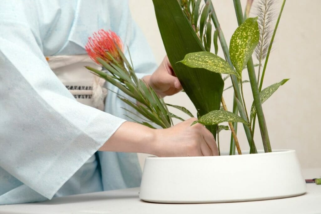 How Is a Basic Ikebana Arrangement Made?