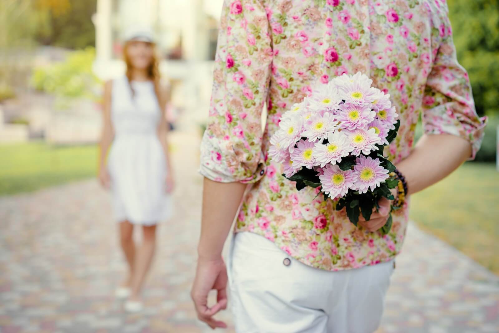 14 Best Types of Flowers to Gift on A First Date