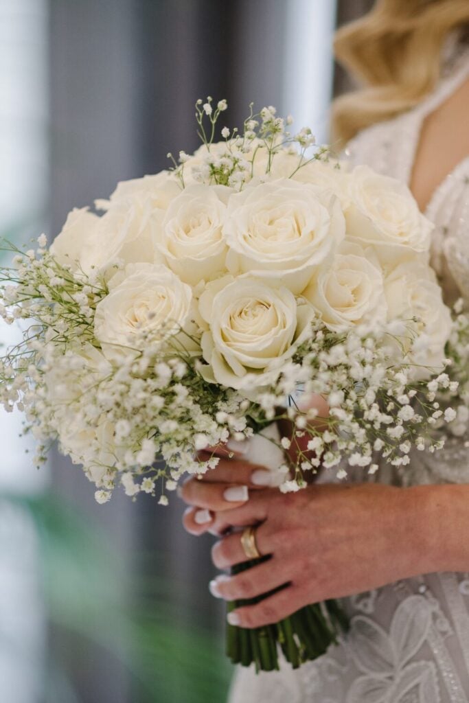 Bridal bouquet with white roses and Baby’s Breath for a timeless, classic wedding look.